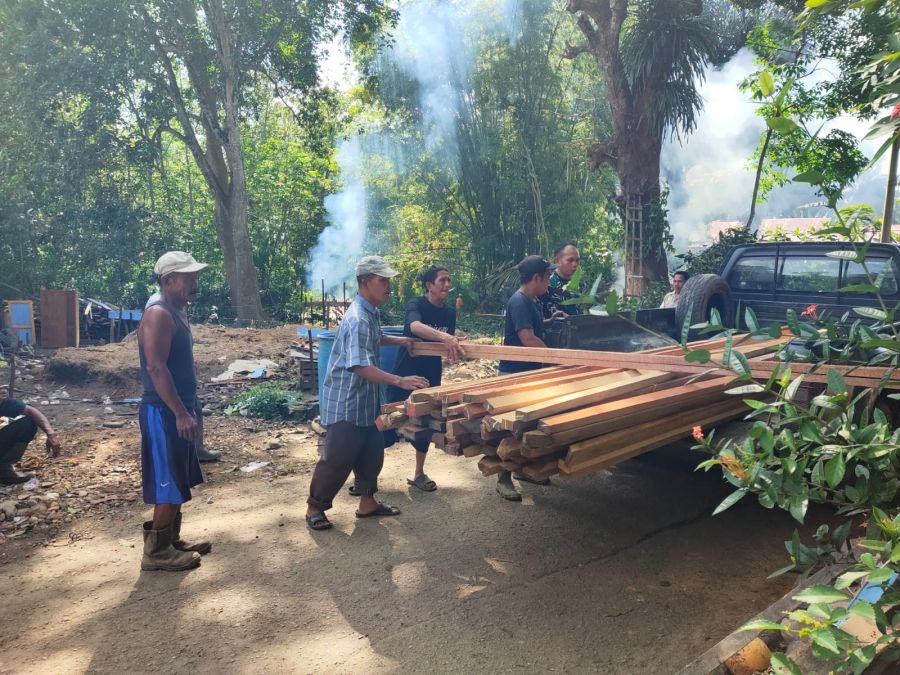 Bahan Bangunan Renovasi Musholla Sampai Ke Lokasi TMMD ke 112 Kodim 1002/HST