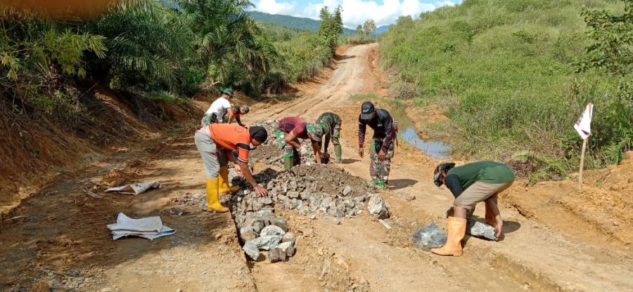 Bahu-Mebahu Anggota Satgas Bersama Warga Hampar Batu Ratakan Jalan TMMD Ke-11