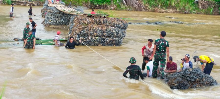 TNI Bantu Warga Gotong Royong Membuat Jembatan Darurat B