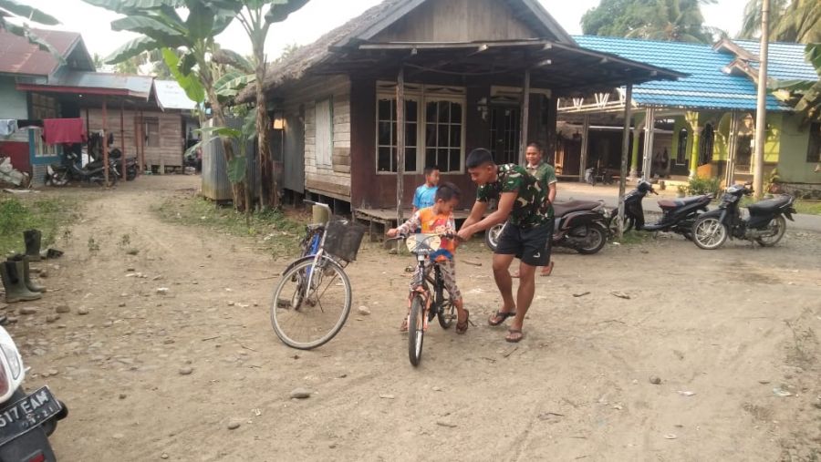 Bentuk Kedekatan, Satgas TMMD Ajarkan Ilham Bersepeda