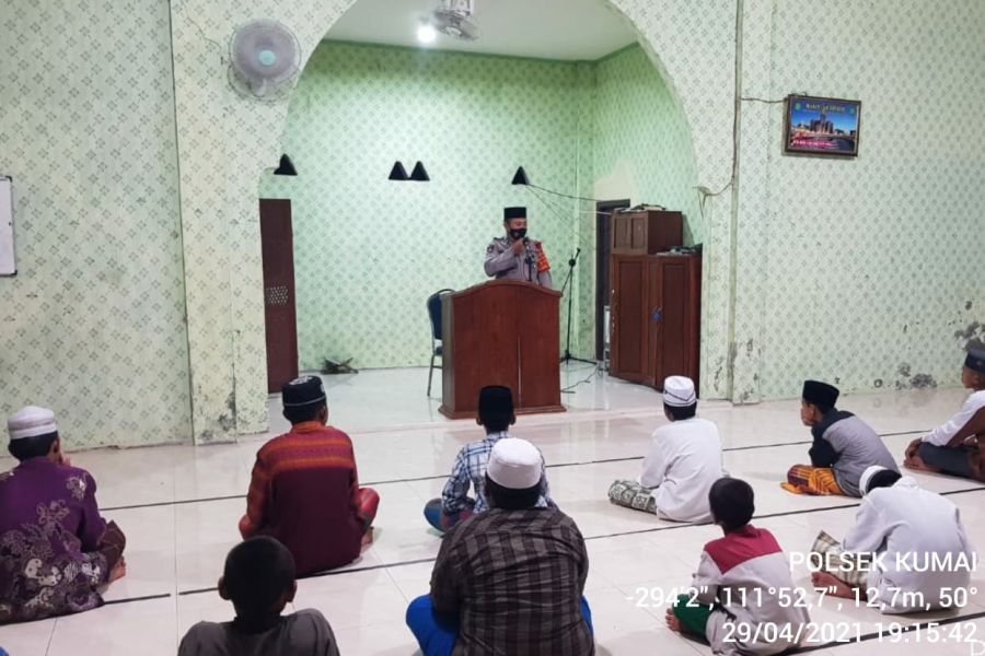 Beri rasa aman,Personil Satbinmas Polres Kobar Lakukan Pengamanan Sholat Jum'at