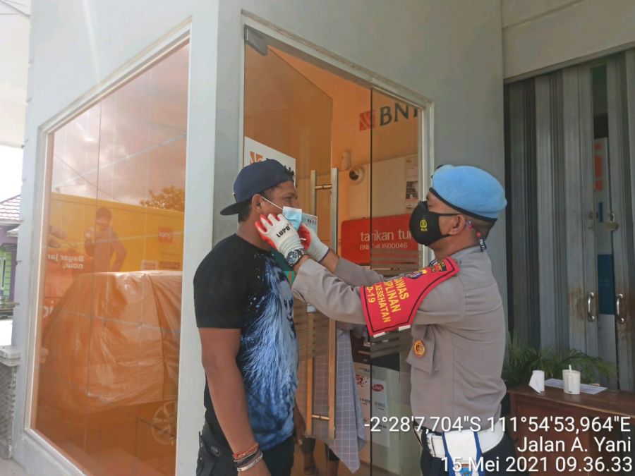 Berikan imbauan TNI-POLRI bagikan Masker