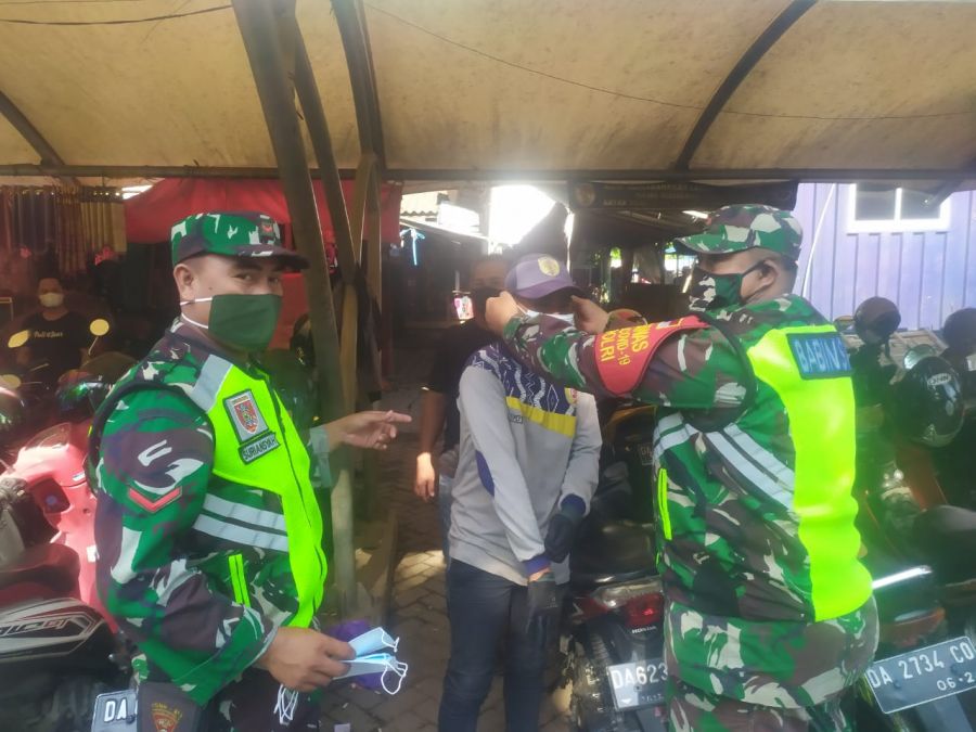 Kodim 1002/Hulu Sungai Tengah Berikan Masker dan Himbauan Agar Warga Patuh Prokes