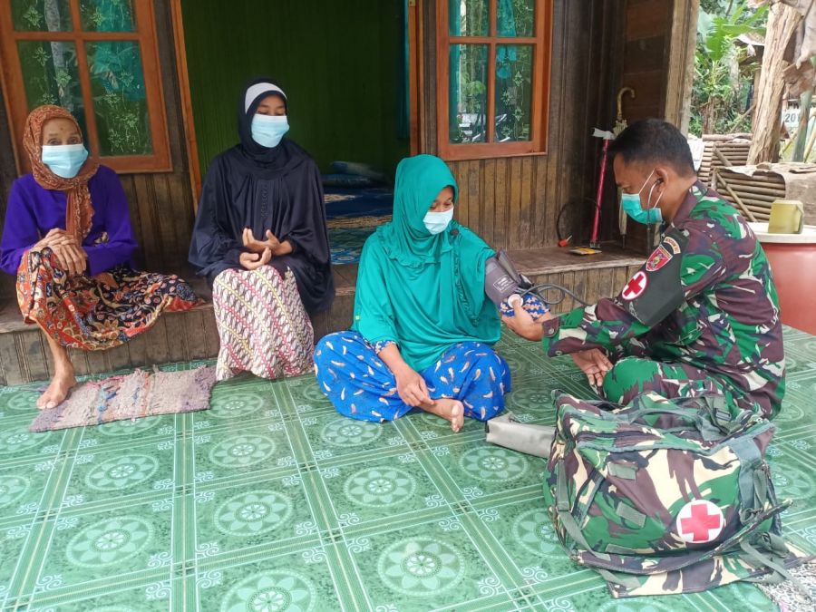 Berikan Pelayanan Kesehatan, Satgas TMMD Ke-112 Sasar Rumah Warga