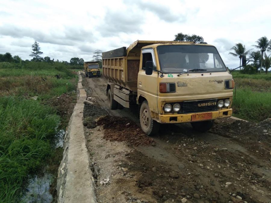 Berpacu dengan Waktu dan Cuaca Material Sirtu Terus Didatangkan Dilokasi TMMD