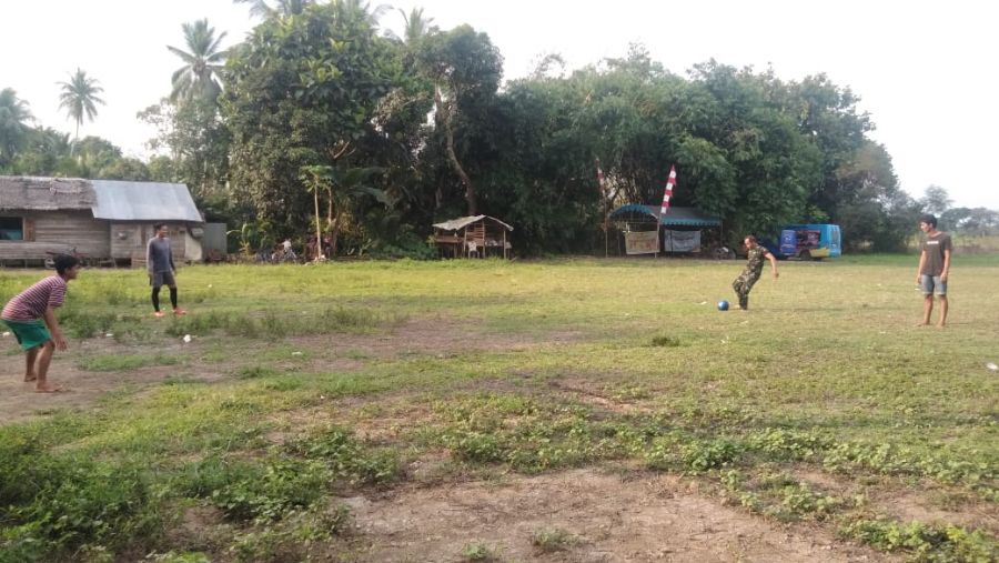 Bersama Anak - anak, Satgas TMMD Asik Bermain Sepak Bola     HULU SUNGAI TENGAH. Keberadaan anggota