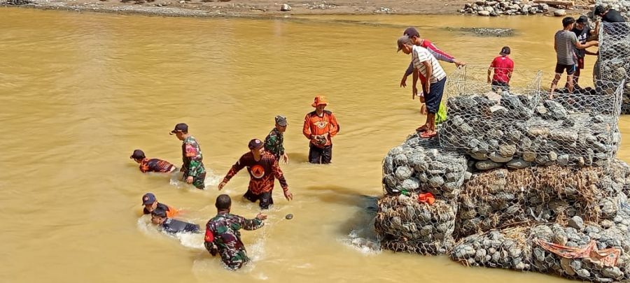bersama BPBD HST, Relawan dan Warga Gotong Royong Pembangunan Jembatan Darurat 