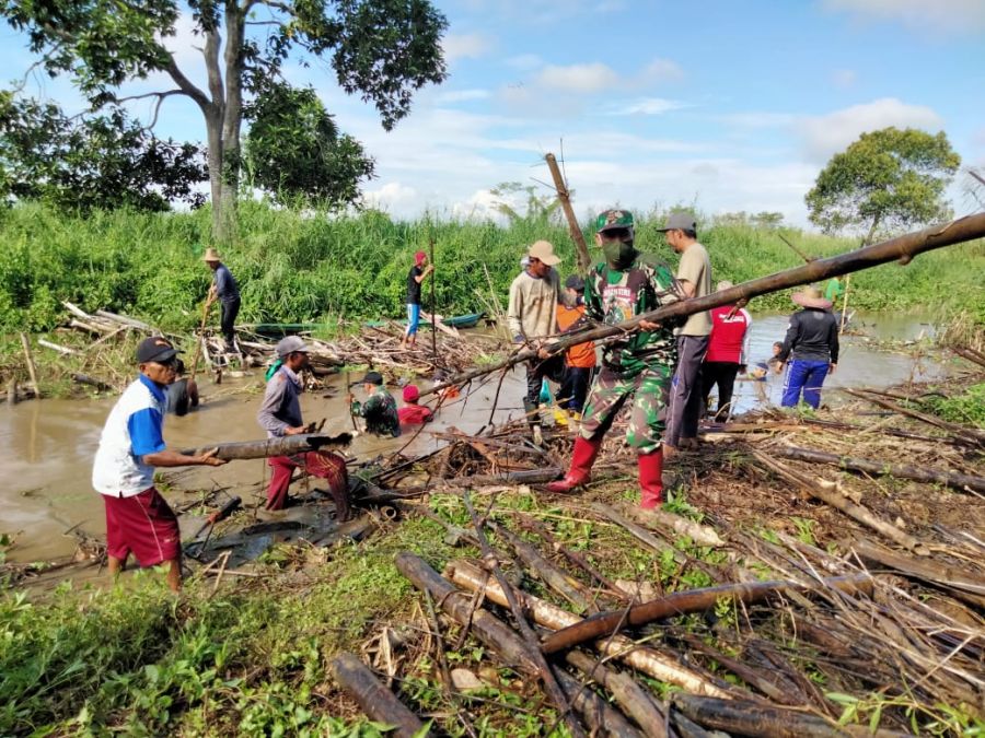 Anggota Koramil 1002-08/Labuan Amas Utara Bersama Masyarakat Turun Melakukan Pembersihan