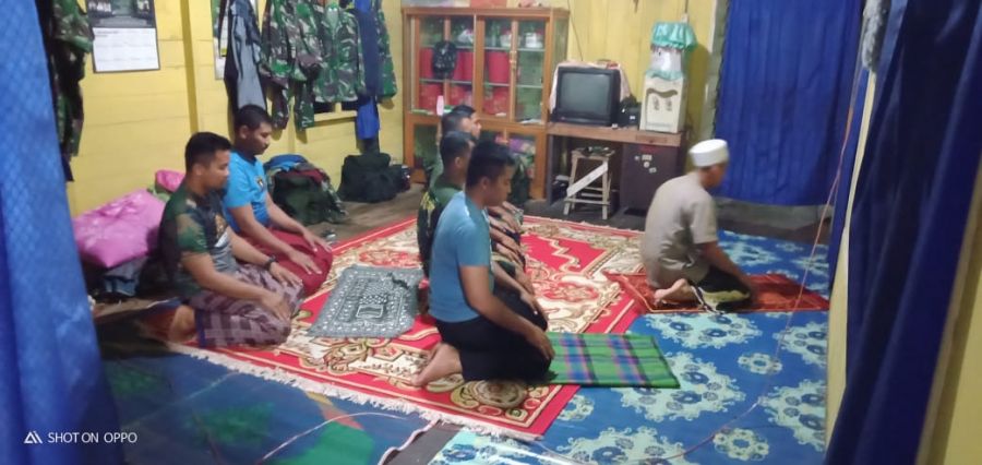 Bersama Pemilik Rumah, Anggota Satgas TMMD Kodim HST Melaksanakan Sholat Maghrib