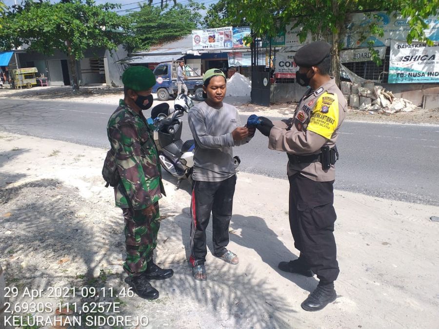 Bersama TNI Imbau Prokes Dan Bagikan Masker Ke Warga Kel Sidorejo
