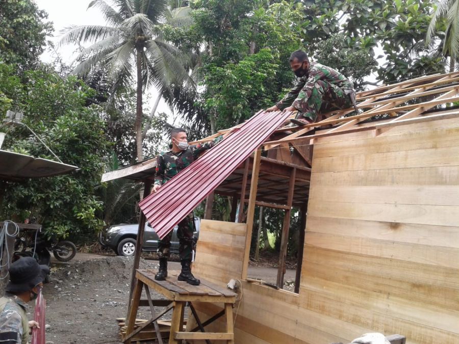 Bersama Warga, Atap Rumah Rusdi Mulai Dipasang