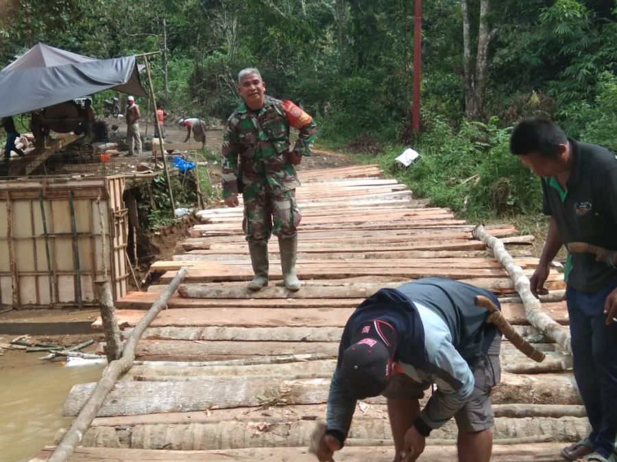 Bersama Warga Masyarakat  Bangun Jembatan Darurat