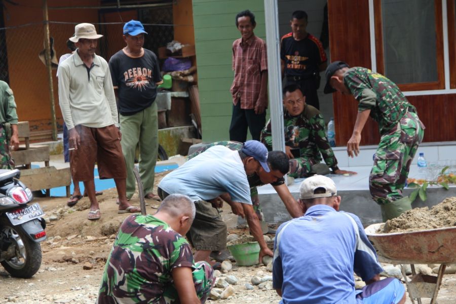 Bersama warga, Satgas TMMD Segera Rampungkan Renovasi Mushola