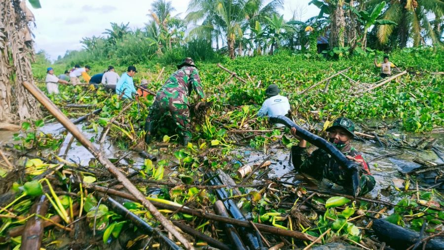 Anggota Koramil 1002-05/Pandawan Bersihkan Sungai Bersama Masyarakat