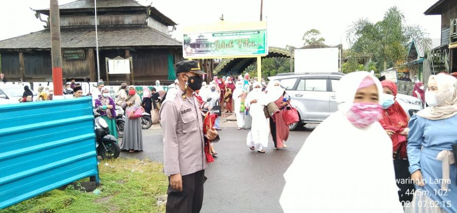 Bhabinkamtibmas Kel. Candi Lakukan Pengamanan serta Himbauan di gereja Imanuel