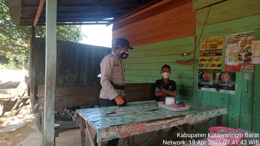 Bhabinkamtibmas Lakukan Imbauan kepada masyarakat untuk menerapkan protokol kesehatan