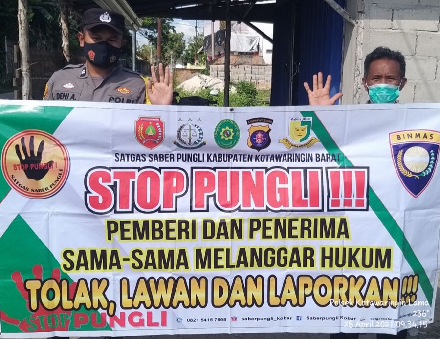 Bhabinkamtibmas  sosialisasikan tolak praktek pungli kepada warganya.