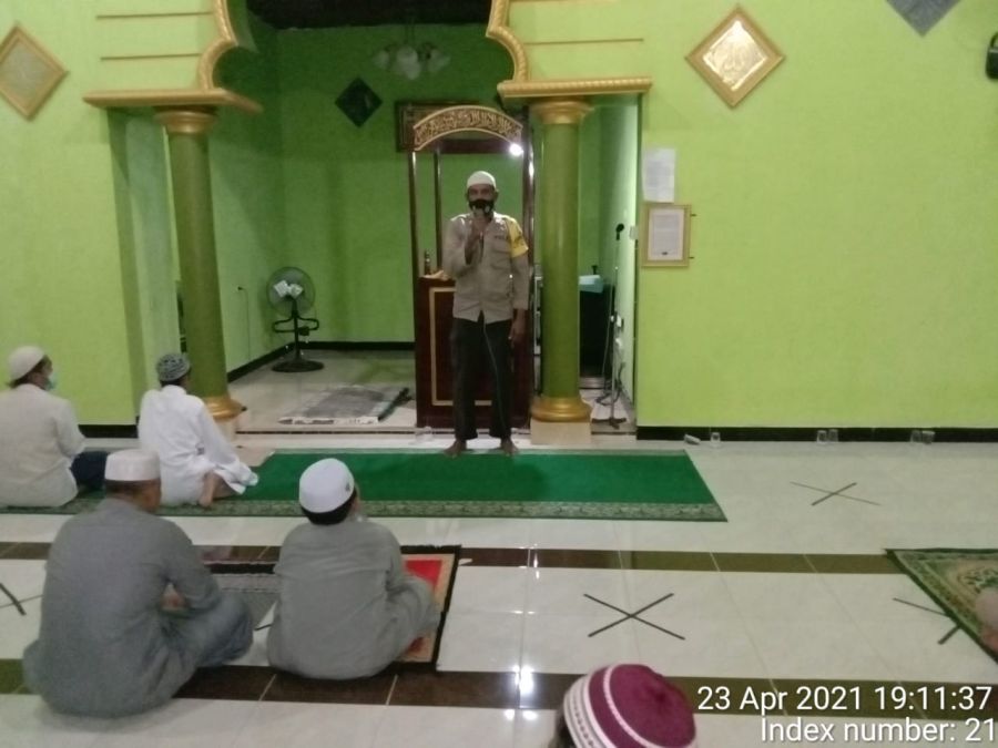 Brigpol Razaldum Lakukan Imbauan Saat Akan di Laksanakan Shalat Terawih Di Masjid Nurul Hikmah