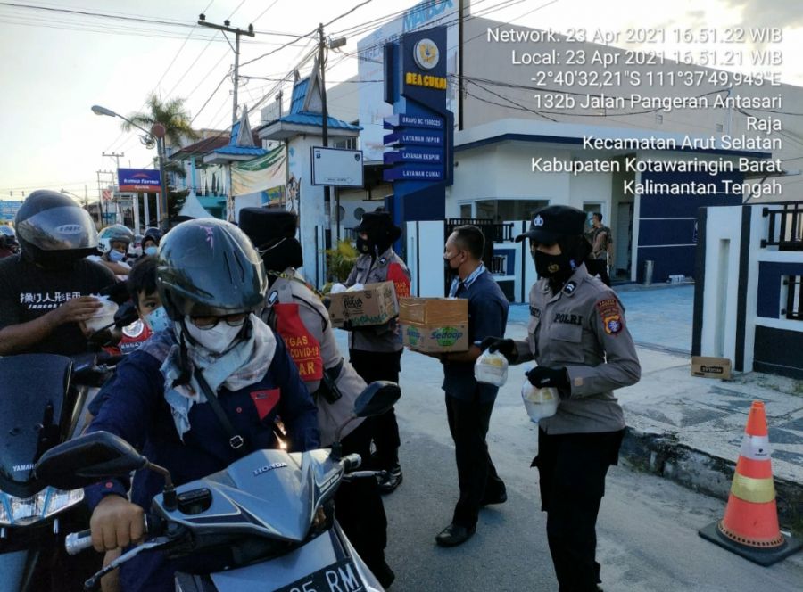 Bulan Ramadhan Polwan Polres Kobar Berbagi Takjil Kepada Pengguna Jalan P. Antasari Pkl Bun