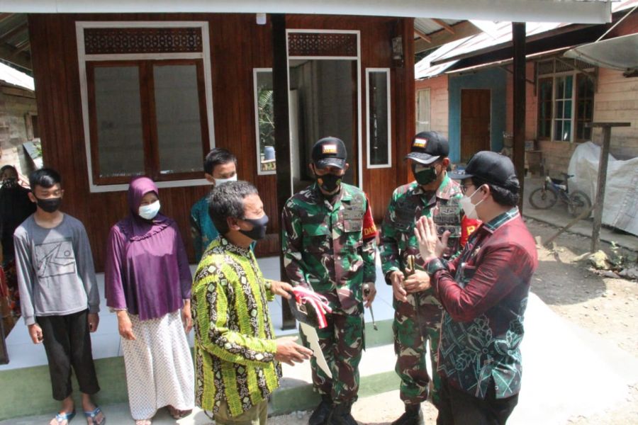 Bupati HST Serahkan Kunci Rumah Bapak Rusdi