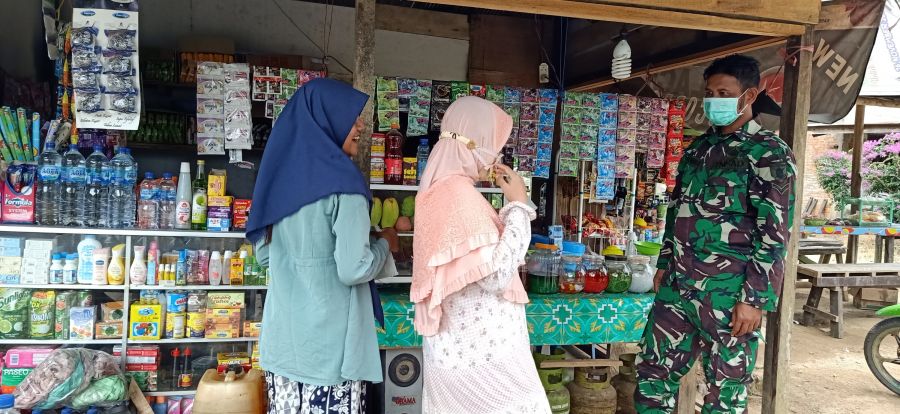 Cegah Cluster Baru, Satgas TMMD Bagikan Masker ke warga