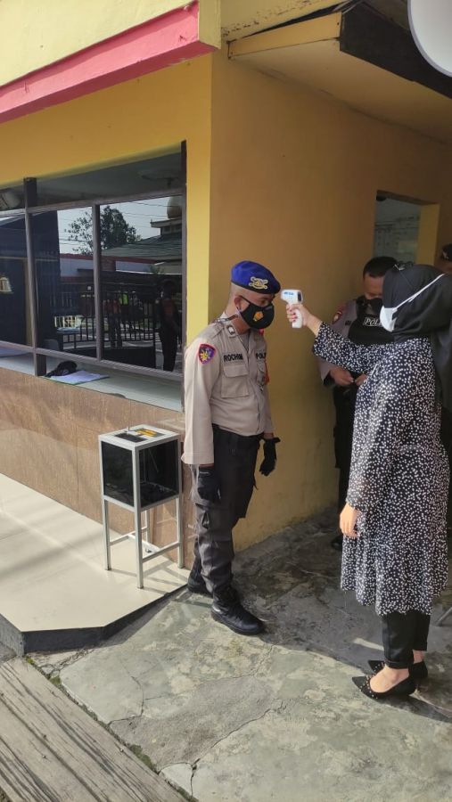 Cegah Covid 19, Personel Satpolairud Test Suhu Tubuh Sebelum Apel Pagi.