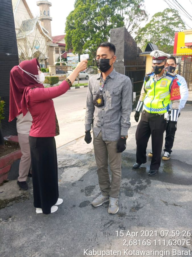 Cegah covid 19, Propam dan rutin cek suhu badan anggota Polres Kobar