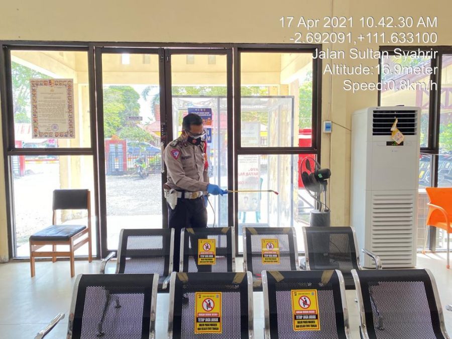 Cegah covid ,Penyemprotan Disinfektan di Area Pelayanan Publik Kantor Samsat Kobar