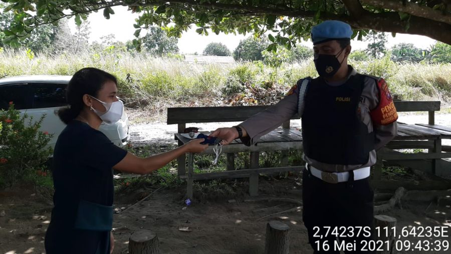 Cegah covid ,Polsek Arsel Bersama TNI Imbau Prokes Dan Bagikan Masker Ke Warga