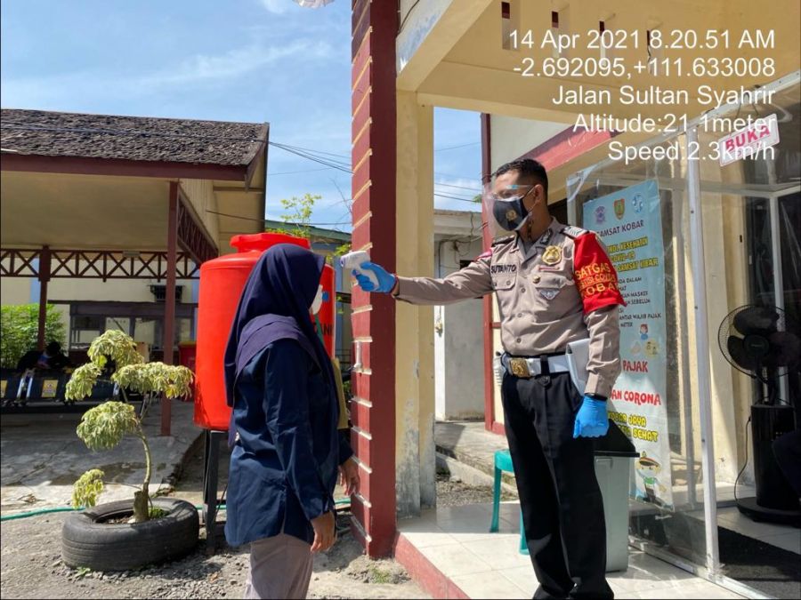 Cegah PenCovid–19, Personel Samsat Satlantas Polres Kobar Terapkan Prokes Dalam Pelayanan