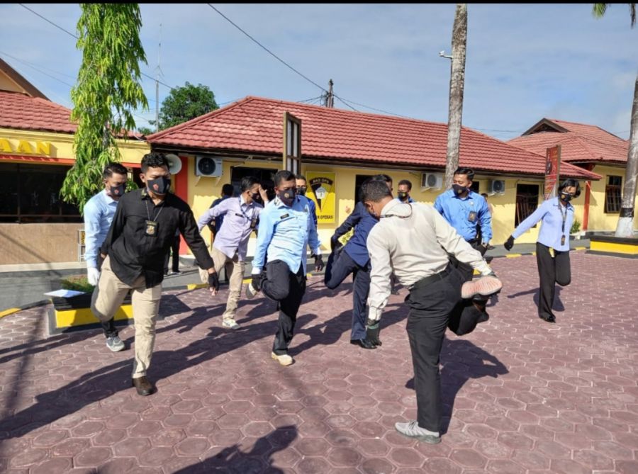 Cegah Tertular Covid19 Anggota Satreskrim Laksanakan Senam dan Berjemur