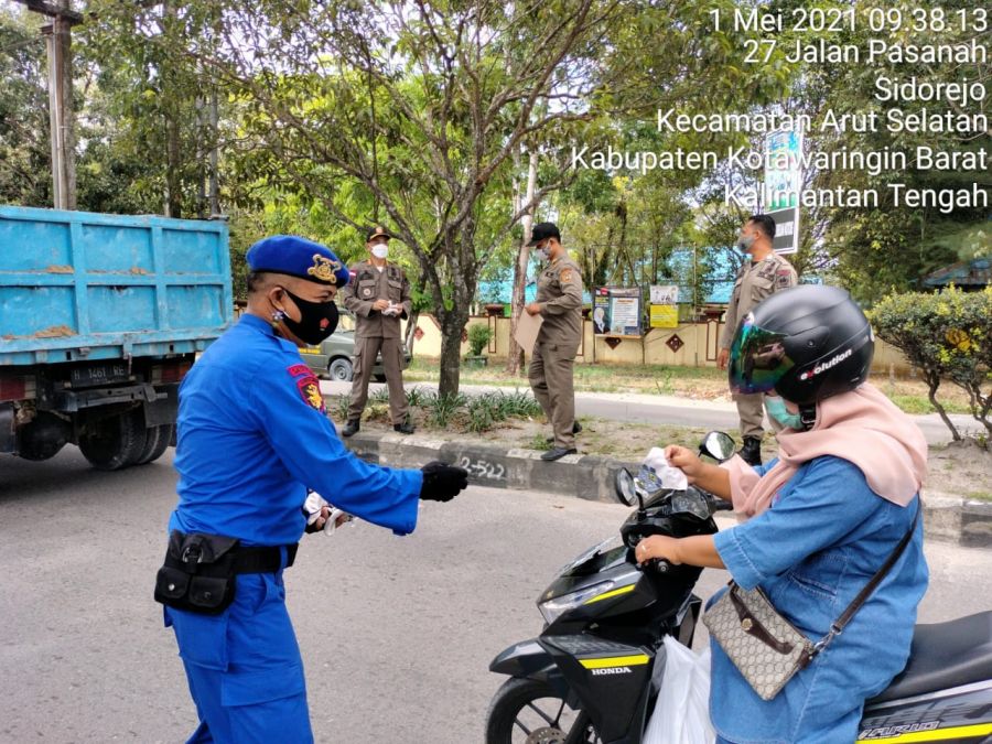 cegah virus covid 19 Bagikan masker kepada Masyarakat