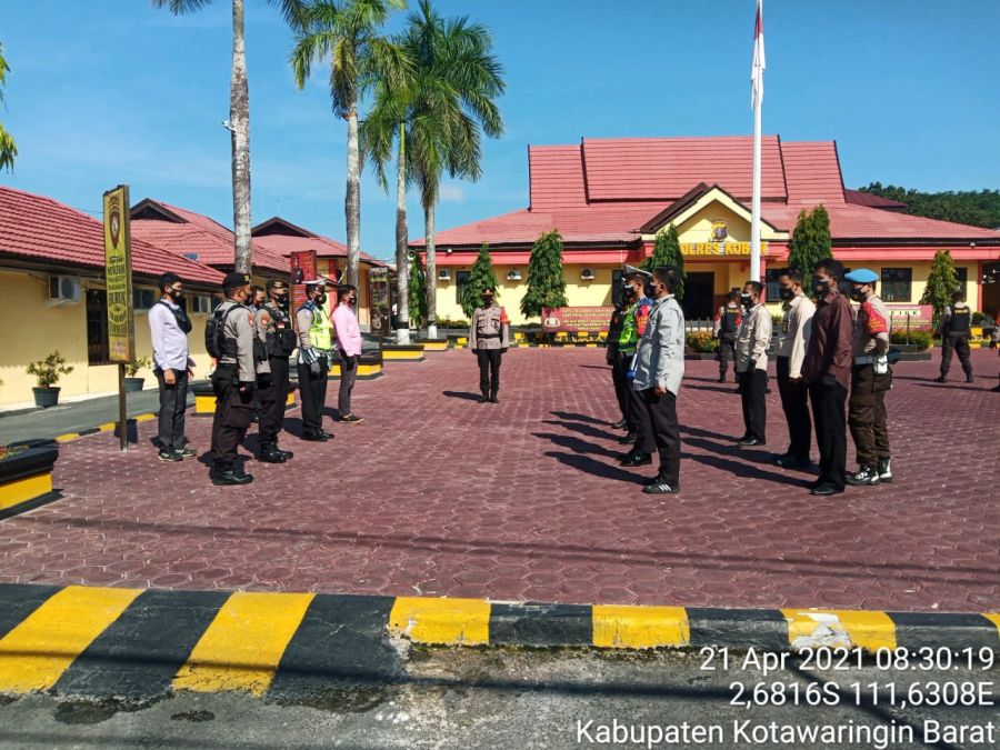 cek jumlah personil piket saat serah terima tugas jaga Pos Penjagaan Polres Kobar