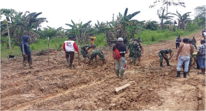 Cuaca Ekstrim Satgas TMMD Bekerja Ekstra Dalam membangun Jalan