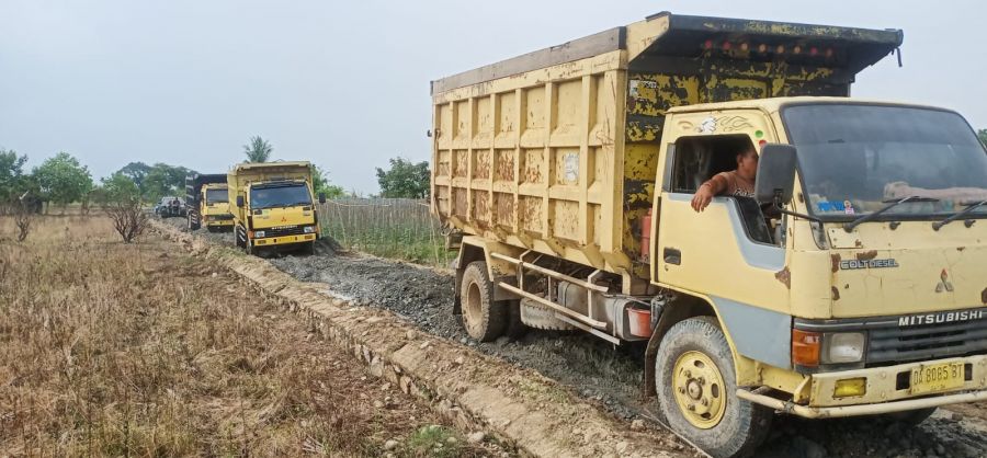 Cuaca Mendukung, Material Perbaikan Mutu Jalan TMMD di HST Terus Didatangkan