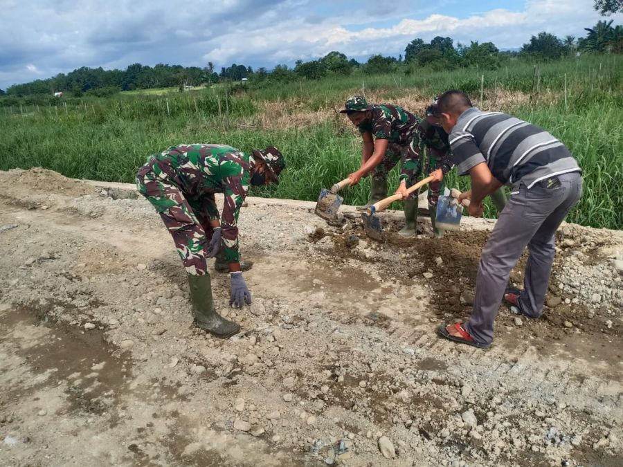 Cuaca Panas, Satgas TMMD Kodim HST Keluarkan Tenaga Maksimal