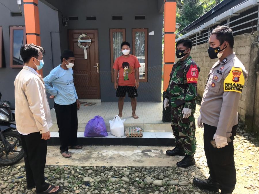 Babinsa Kodim 1002/Hulu Sungai Dampingi Penyaluran Bantuan Sembako Warga Isoman