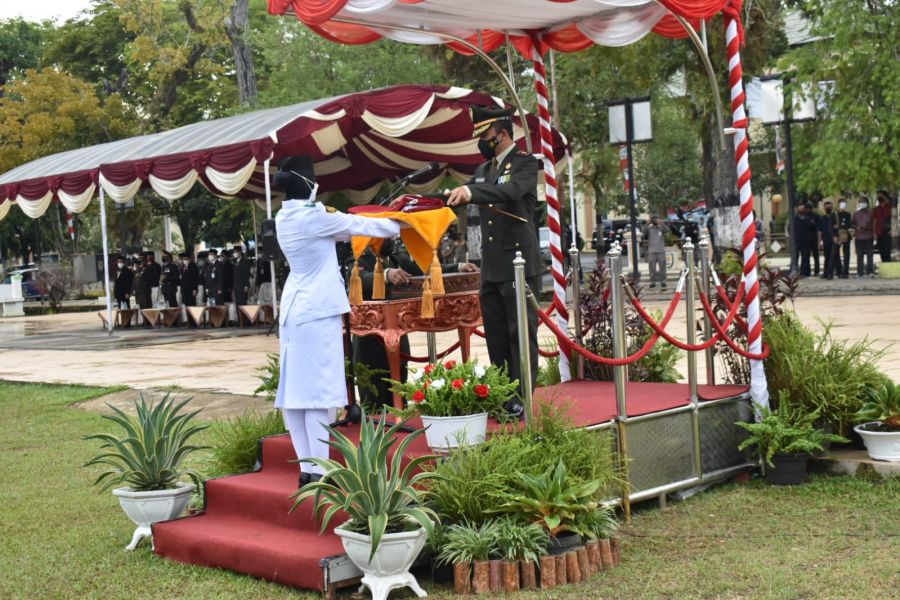 Dandim HST, Inspektur Upacara Penurunan Bendera Merah Putih