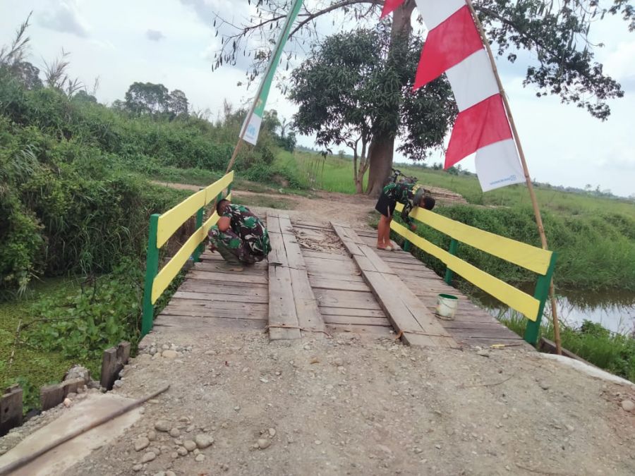 Dengan Balutan Cat, Sasaran Perbaikan Dua Unit Jembatan TMMD Kian Cantik