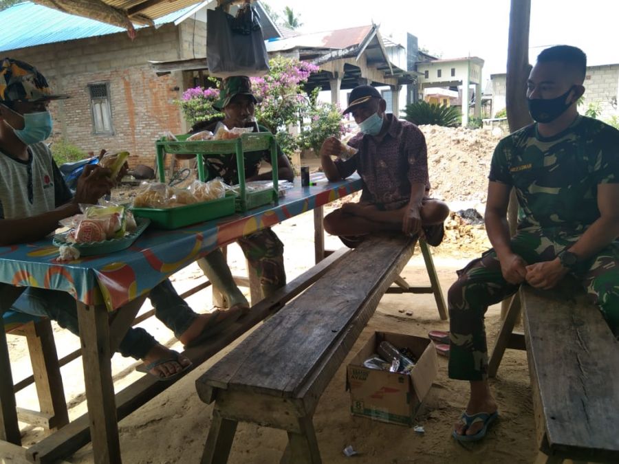Dengan Ngopi, satgas TMMD ke 111sat kodim 1010/Tapin Pereratan Keakraban dengan warga