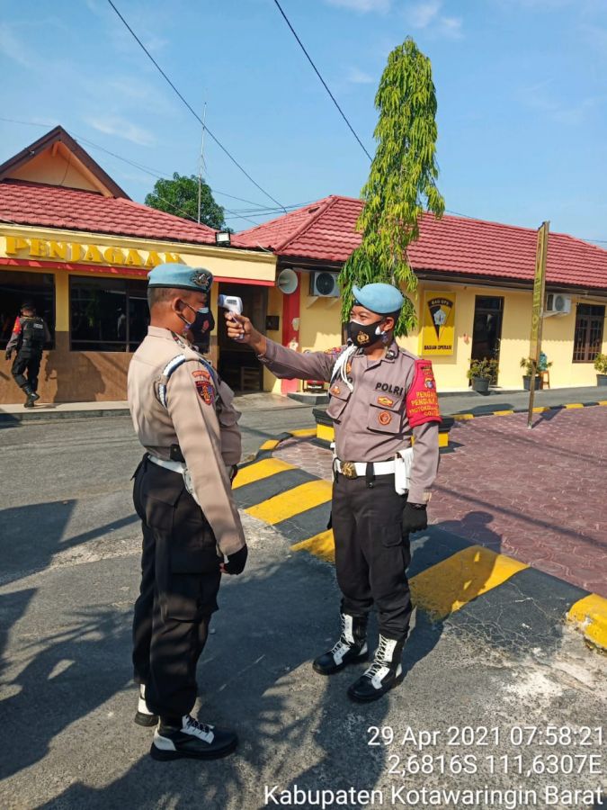Deteksi dini , Propam dan Urkes setiap hari rutin cek suhu badan anggota
