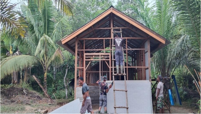 Dinding Tembok Rehab RTLH TMMD ke-112 Kodim 1004/Kotabaru Mulai Terpasang  KOTABARU - Pelaksanaan tu