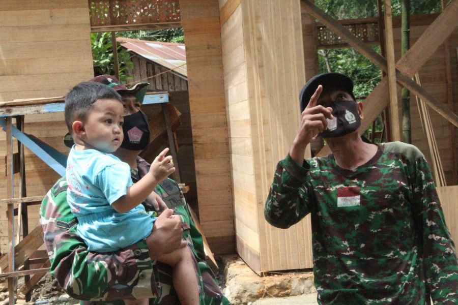 Diperhatikan Satgas TMMD Kodim HST, Akmal Balas Dengan Senyuman