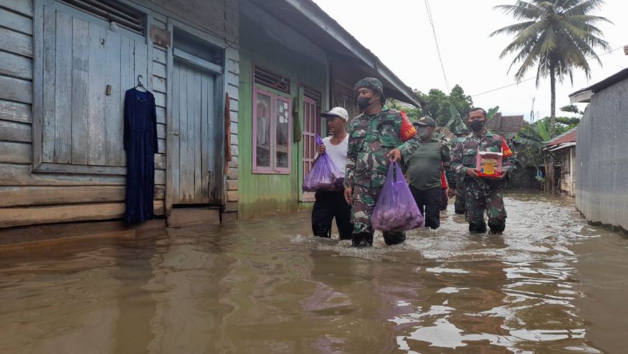 Dor To Dor Babinsa Kodim 1002/HST Salurkan Nasi Bungkus Kepada Warga Terdampak Banjir