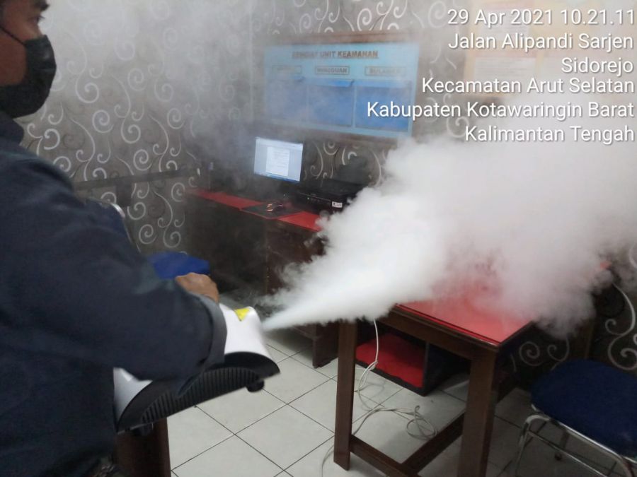 Fogging Desinfektan, Cara Satintelkam Polres Kobar memutus rantai penyebaran Covid-19.