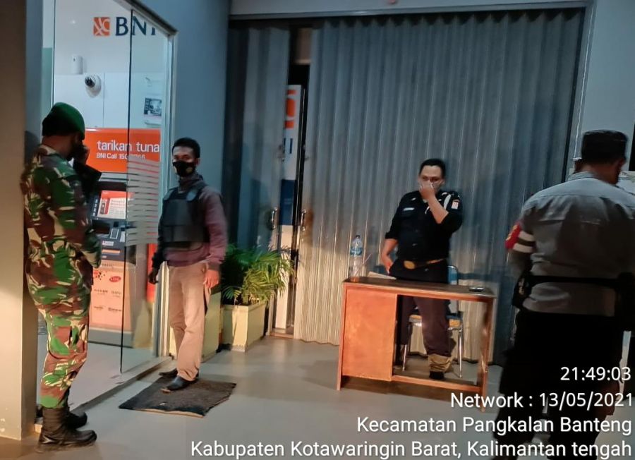Gabungan TNI-POLRI malam hari guna mencegah kriminal serta imbau masyarakat