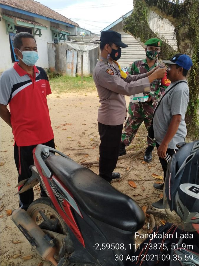 Gabungan TNI-POLRI Memberikan himbauan mengenai Prokes sekaligus membagikan masker.