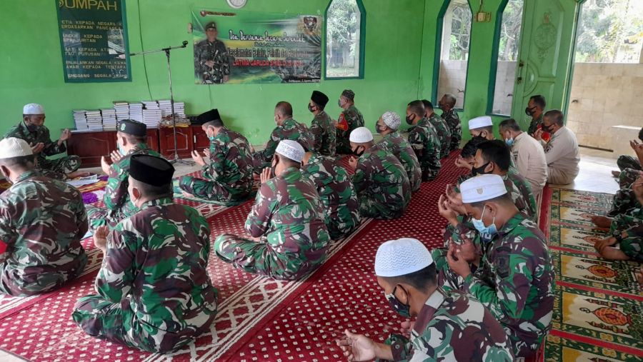 Kodim 1002/Hulu Sungai Tengah Laksanakan Sholat Berjamaah dan Doa Bersama
