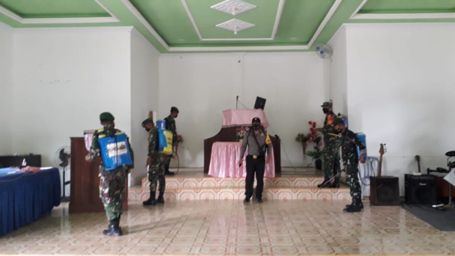 30 Anggota TNI-AD Yonif 621/Manuntung Gelar Karya Bakti Penyemprotan Disinfektan