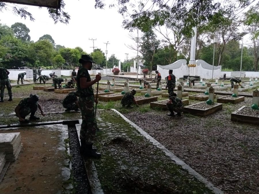 Anggota Kodim 1002/HST-Yonif 621/Manuntung Gelar karya bakti Bersihkan Taman Makam Pahlawan